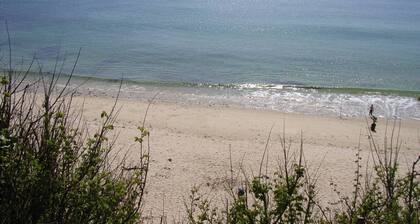 Maison accĂšs directe Ă la plage par le jardin.