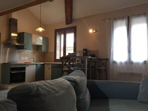 تلفزيون، مشغل دي في دي، كُتُب، مكتبة موسيقى