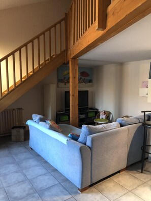 TV, DVD player, books, music library - Bright, cozy, air-conditioned, family Apt. 80M2, 3 bedrooms, private garage (Sérignan)