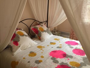 3 bedrooms, iron/ironing board, travel cot, free WiFi