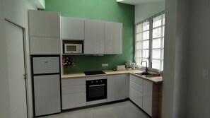 雪櫃、微波爐、焗爐、爐具