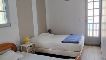 2 habitaciones, tabla de planchar con plancha y cuna de viaje