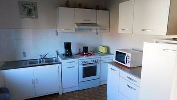 Fridge, microwave, oven, coffee/tea maker