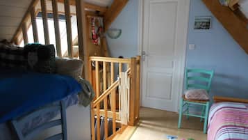 2 slaapkamers, een bureau, een strijkplank/strijkijzer, reisbedje