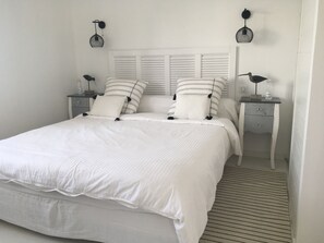 2 chambres, bureau, fer et planche à repasser, lit parapluie