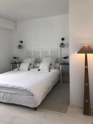 2 chambres, bureau, fer et planche à repasser, lit parapluie