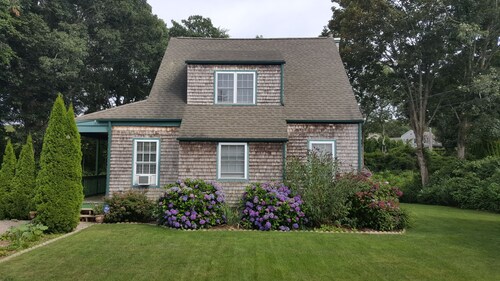 Cozy summer cottage, short walk to beach and historic Watch Hill village