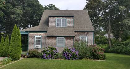 Cozy summer cottage, short walk to beach and historic Watch Hill village