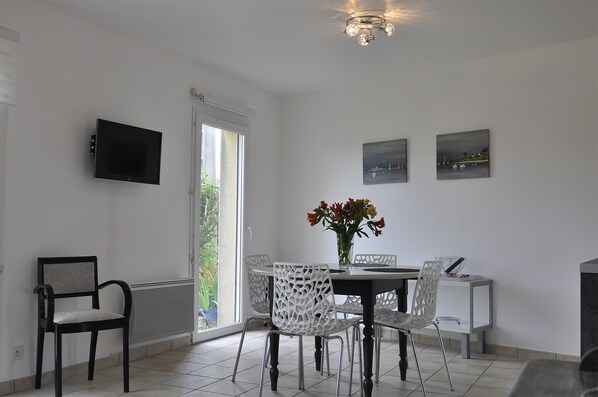 Dining - Le Conquet - near village, beaches and shops (Le Conquet)