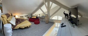 2 bedrooms, in-room safe, iron/ironing board, free WiFi