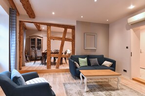 تلفزيون بشاشة مسطحة