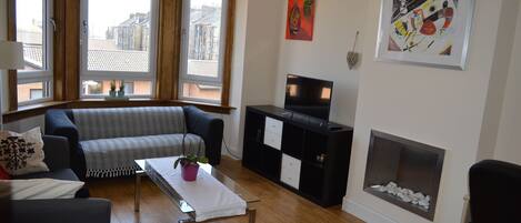 LED 电视、书、办公室