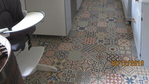 Eine kleine Küche mit Fenster, Spüle, Herd und Kühlschrank.