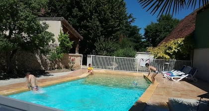 Talo Quercyn ja Périgordin välillä, sisäuima-allas, rauhallinen ja rentouttava