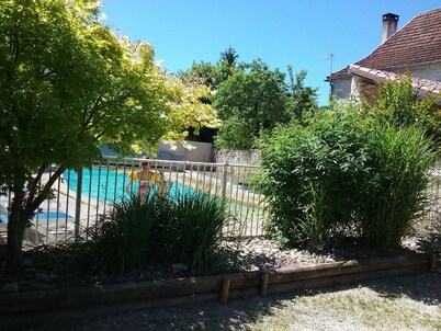 Casa entre Quercy y Périgord con piscina cubierta, tranquila y relajante.