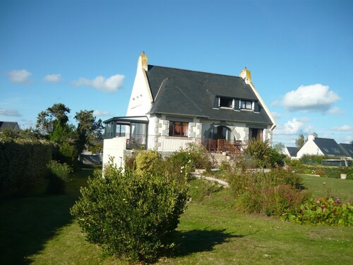 Villa à l'Ile Grande, sur la Côte de Granit Rose avec vue mer .