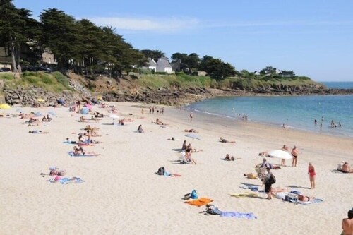 Villa à l'Ile Grande, sur la Côte de Granit Rose avec vue mer .