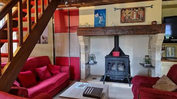 テレビ、暖炉、DVD プレーヤー、書庫