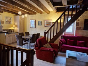 Interior - STONE-BUILT PERIGOURDINE HOUSE WITH PRIVATE SWIMMING POOL. (Castelnaud-La-Chapelle)