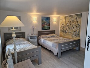 3 slaapkamers, een strijkplank/strijkijzer, reisbedje, gratis wifi