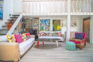 TV, fireplace, books, stereo - Old charming house with swimming pool (Gassin)