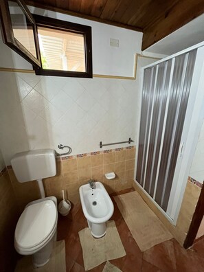 A bathroom with a toilet, bidet, and a shower area. - House Delia e Daniela (Terrasini, Palermo)