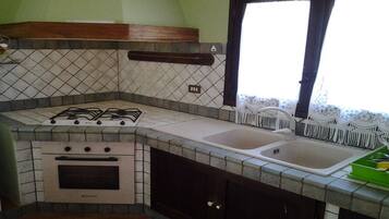 Frigorifero, forno, piano cottura, macchina per tè/caffè