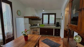 Frigorifero, forno, piano cottura, macchina per tè/caffè