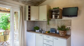 Jääkaappi, mikroaaltouuni, uuni, astianpesukone