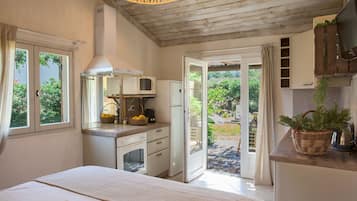 Iron/ironing board, travel crib, WiFi, bed sheets