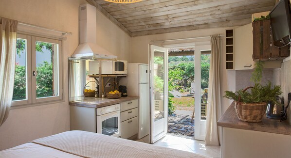 Iron/ironing board, travel cot, WiFi, bed sheets