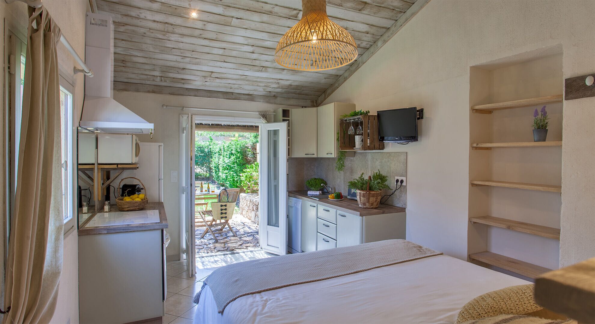 Iron/ironing board, travel cot, WiFi, bed sheets