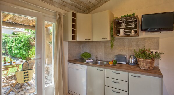 Kjøleskap, mikrobølgeovn, ovn og oppvaskmaskin