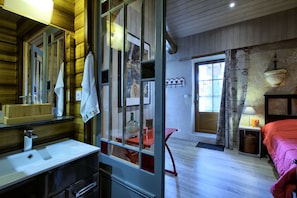 3 chambres, bureau, fer et planche Ă repasser, lit parapluie