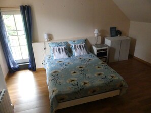 2 bedrooms, iron/ironing board, WiFi