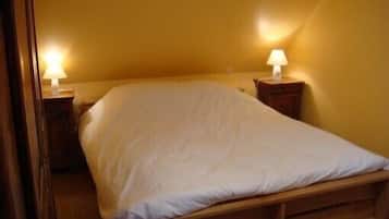 4 bedrooms, desk, soundproofing, iron/ironing board