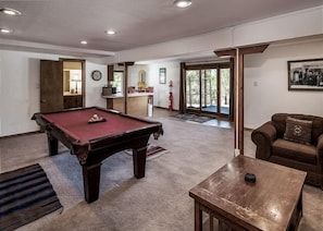 Game room - Amazing Place, big, bold, beautiful with easy level access and paved parking (Ruidoso)