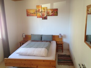 2 bedrooms, iron/ironing board, WiFi, bed sheets