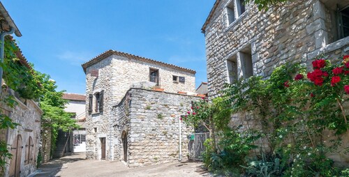  MÉDIÉVALE Maison de caractère très bien restaurée dans RUOMS - zone piétonnière
