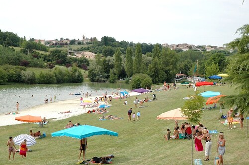 Rural lodging chenes in a cardre of greenery and flowers.