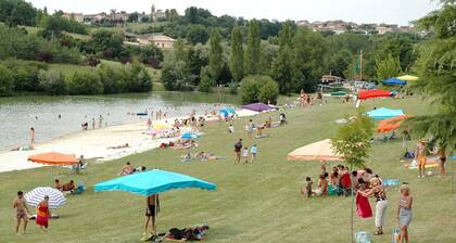 Rural lodging chenes in a cardre of greenery and flowers.