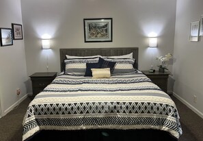 4 chambres, bureau, fer et planche à repasser, lit parapluie