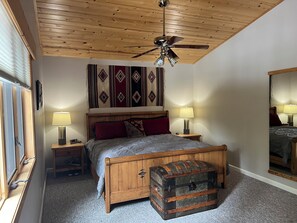 4 間睡房、書桌、熨斗/熨衫板、可攜式嬰兒床