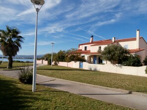 Property grounds - House in Port-Leucate 500m from the beach. Very calm. garage, garden 4 bedrooms (Leucate)