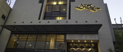 Fassade der Unterkunft – Abend/Nacht