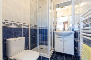 Douche, sèche-cheveux, serviettes fournies, savon