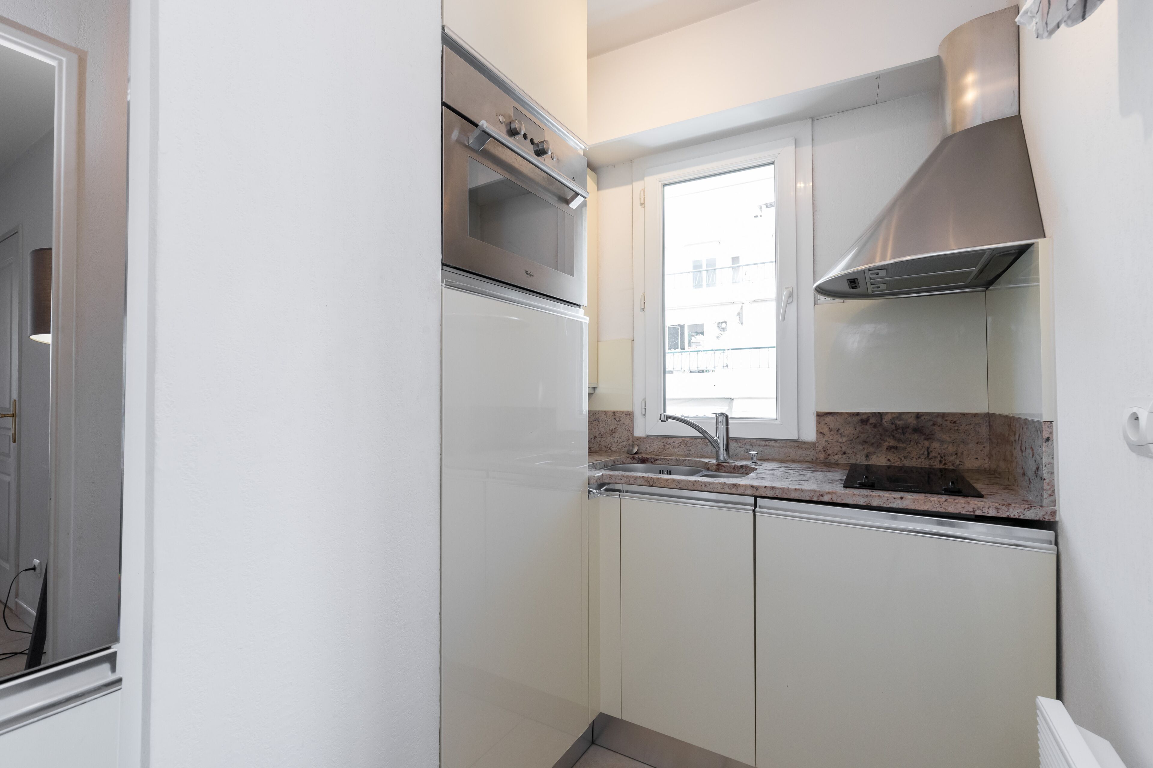 Réfrigérateur, micro-ondes, plaque de cuisson, lave-vaisselle