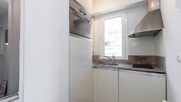 Een koelkast, een microgolfoven, een kookplaat, een vaatwasser