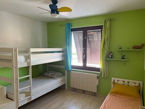 5 bedrooms, desk, iron/ironing board, free WiFi - A LITTLE PIECE OF PARADISE CAN HOST FAMILY OR FRIENDS NOMBREURSE to UCHAUD (Uchaud)