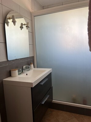 Bañera, secador de pelo, toallas